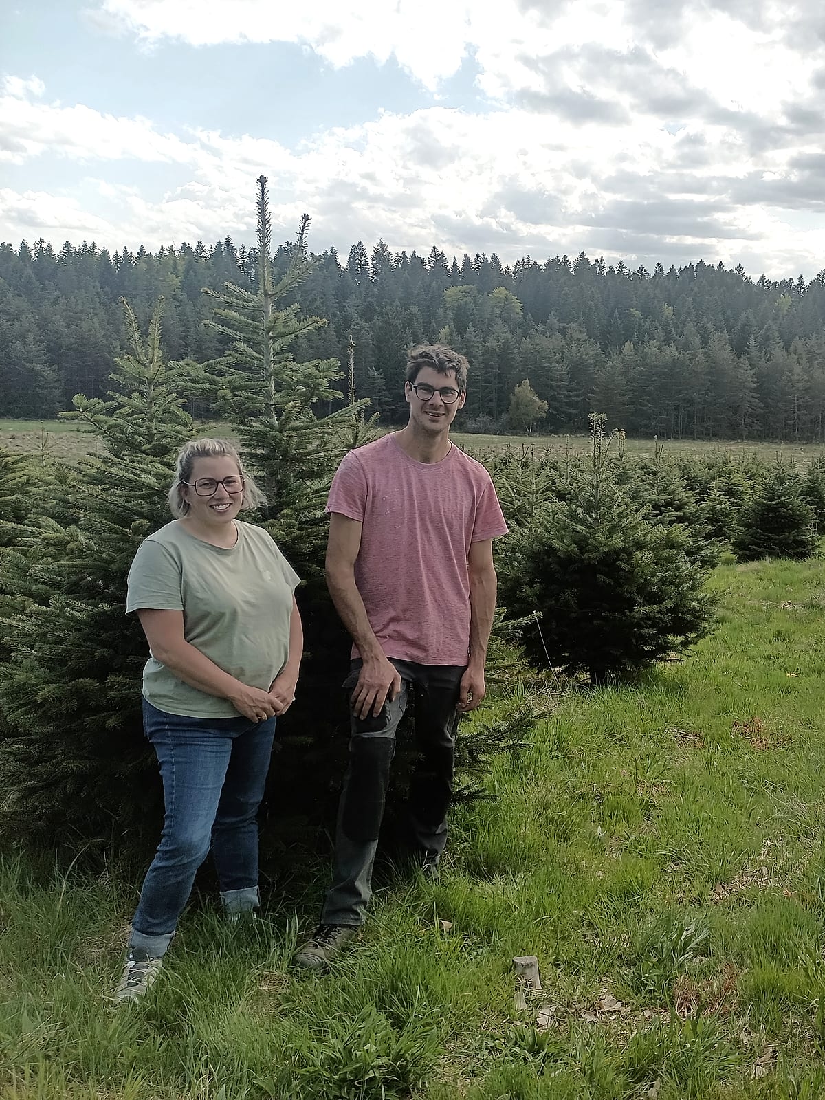 Magali et Martial dans une parcelle de sapins